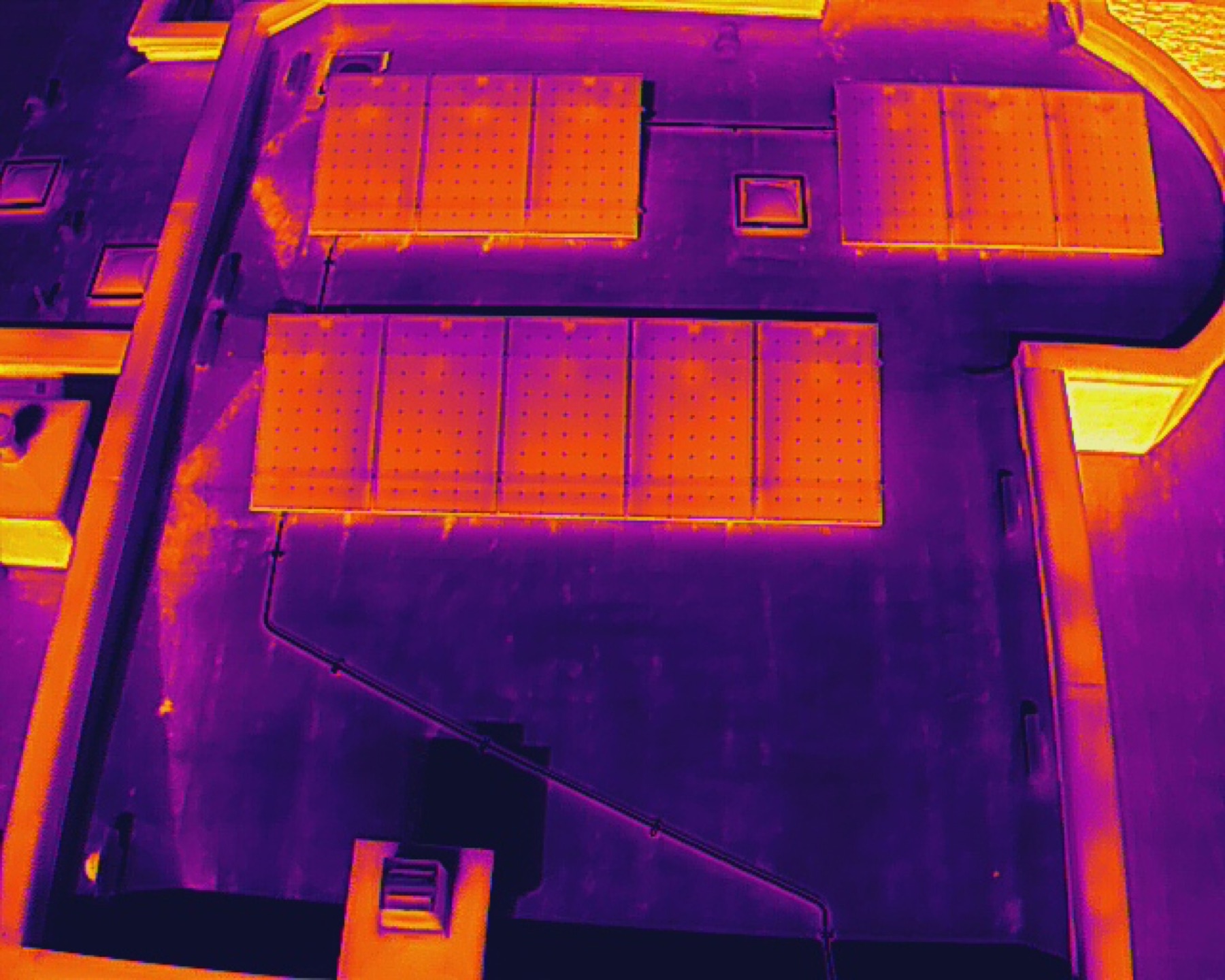 Wide radiometric thermal aerial covering a full rooftop solar array